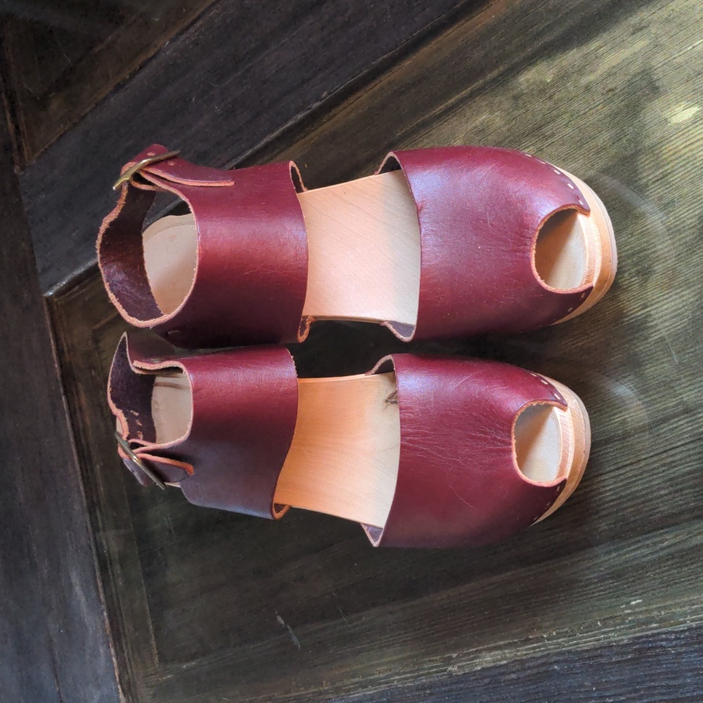 Bryr Clogs in Wine